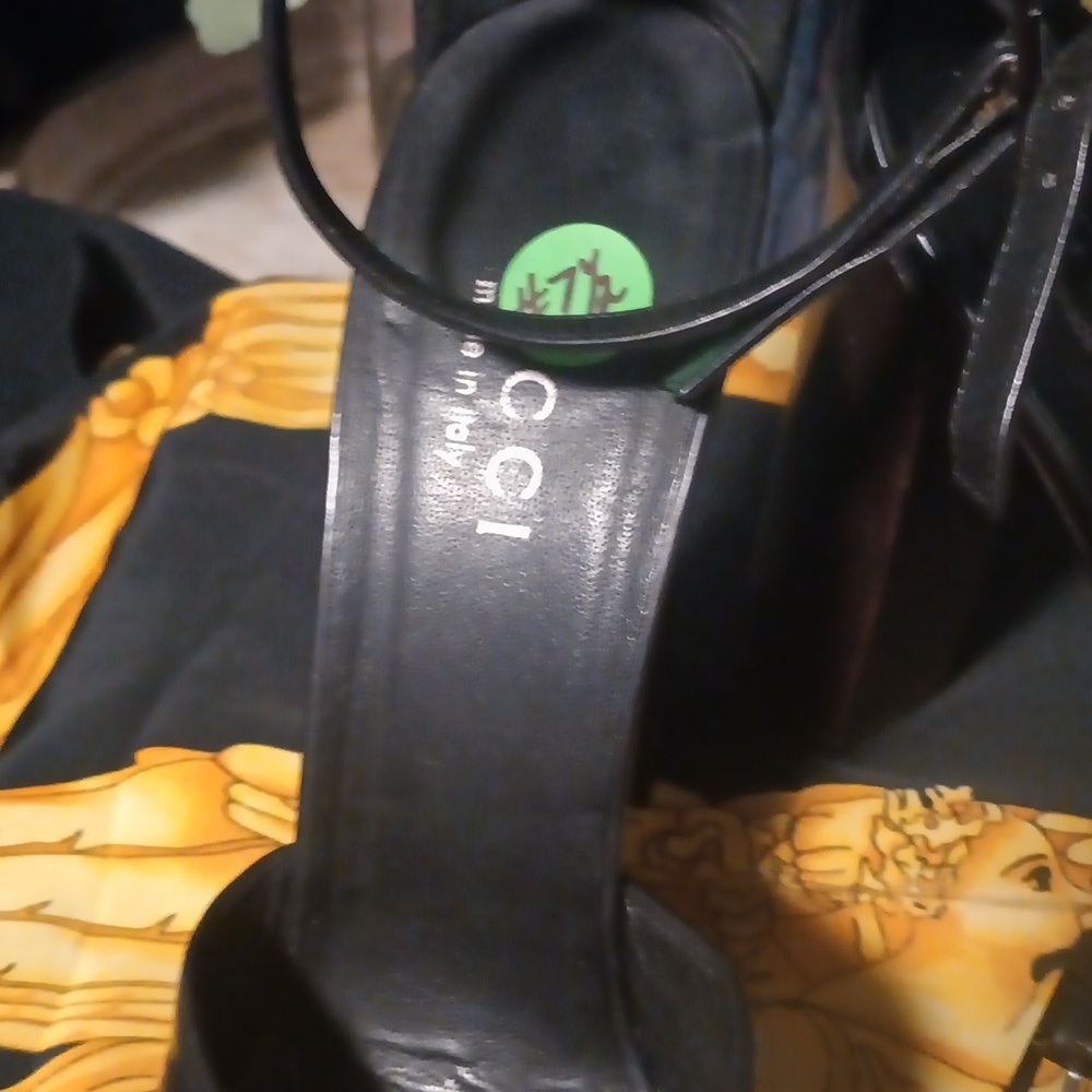 Gucci Women's Ankle Strap Platform Pump - Picture 3 of 11